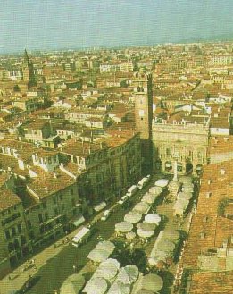 Piazza Erbe dall'alto.jpg (32423 byte)